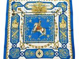un foulard carré bleu et blanc sur lequel figure l'image d'un homme à cheval