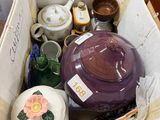 une boîte remplie d'objets divers dans une pièce