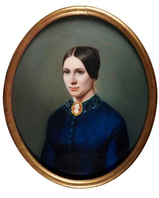 portrait d'une femme en robe bleue dans un cadre doré