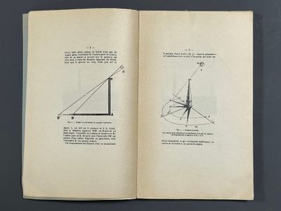 un livre ouvert posé sur une table, avec un dessin représentant un carré et un triangle