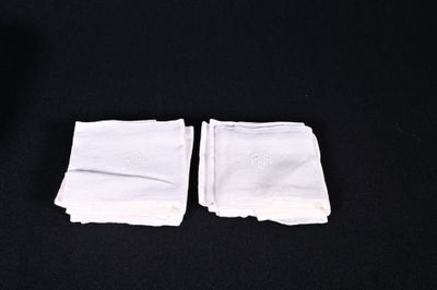 Suite de 12 serviettes en coton brodé, chiffrées RA (jauniss…