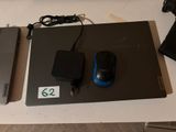 deux ordinateurs portables et une souris posés sur une table