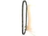 Le bracelet est composé de diamants noirs et blancs.