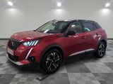 un SUV rouge garé dans une pièce au sol carrelé