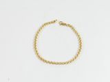 Le bracelet à perles dorées est présenté sur un fond blanc.