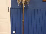 une lampe posée sur un tapis dans une pièce