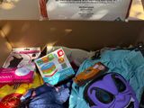 une boîte en carton remplie de vêtements et d'autres articles