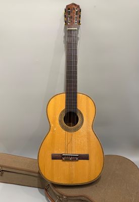 une image représentant une guitare et un étui à guitare sur fond blanc