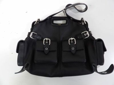 sac à main en cuir avec plusieurs poches et des boucles métalliques, sur fond blanc