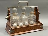 un ensemble composé d'une bouteille en bois et d'une bouteille en verre, avec un support en métal