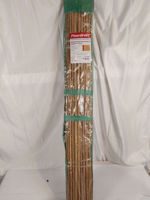 un long bâton de bambou avec un manche vert sur fond blanc