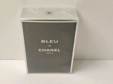 Flacon de parfum « Chanel Bleu de Chanel » dans un coffret transparent