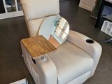 un fauteuil inclinable sur lequel est posé un miroir, dans une pièce