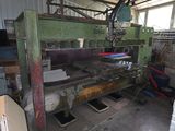 une grande machine installée dans un bâtiment