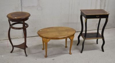 deux petites tables et une petite table surmontée d'une étagère