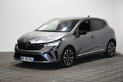 Une Toyota C-HR grise est garée sur un sol à damier