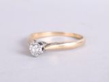gros plan d'une bague en diamant sur une surface blanche