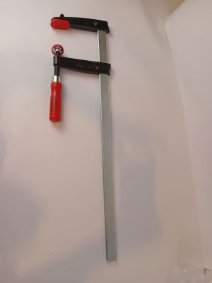 une pince et une clé à molette accrochées au mur l'une à côté de l'autre