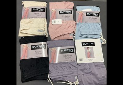 Plusieurs paires de sous-vêtements pour hommes sont disposées sur une table