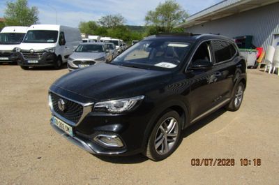une photo d'un SUV noir garé sur un parking