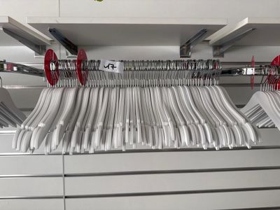 un portemanteau accroché au mur dans un magasin