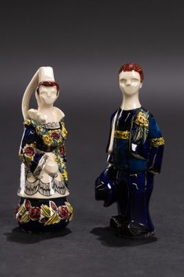 deux figurines d'un homme et d'une femme debout l'un à côté de l'autre