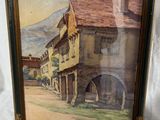 une vieille photo représentant une peinture d'une rue avec des bâtiments et une montagne en arrière-plan