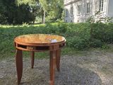 une table en bois avec un plateau en verre au milieu d'une route en gravier