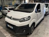 une camionnette blanche garée dans un garage