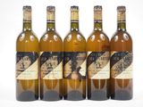 six bouteilles de vin sont alignées sur une surface blanche