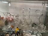 une vitrine remplie de vases et de plats en verre