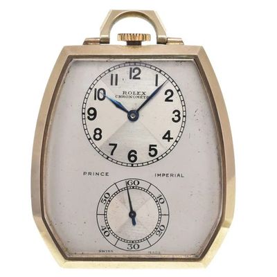 une image montrant un gros plan d'une horloge sur fond blanc