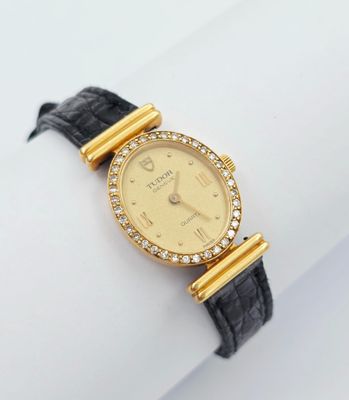 gros plan d'une montre-bracelet sur une surface blanche