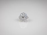 gros plan d'une bague en diamant sur une surface blanche