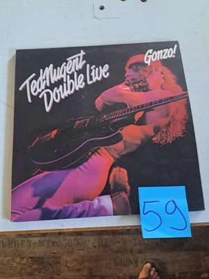 une affiche représentant un homme jouant de la guitare, accrochée au mur