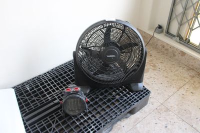 a fan that is sitting on top of a plastic crate