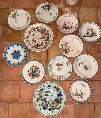 beaucoup d'assiettes qui traînent par terre