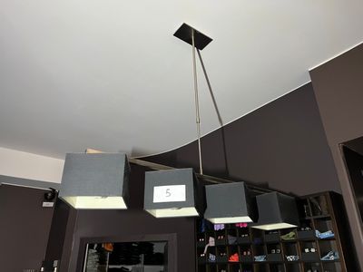 1 lustre avec 4 lumières en métal chromé