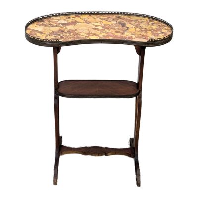 une table en bois avec un plateau en marbre et une étagère en dessous