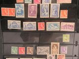 de nombreux timbres différents exposés dans une vitrine