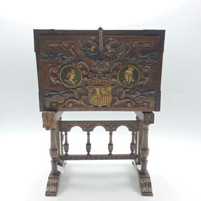 un banc en bois orné d'un motif sculpté