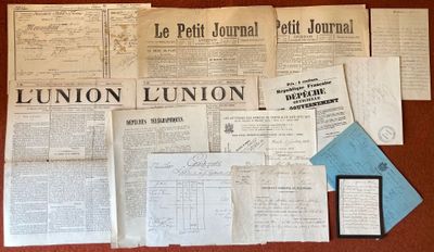 plusieurs journaux et documents posés sur une table sur laquelle se trouve un téléphone portable