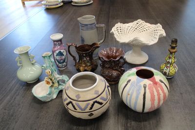 Lot de vases, carafes, coupes et pieds de lampe en céramique
