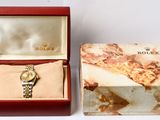 une boîte avec une montre à l'intérieur sur une table