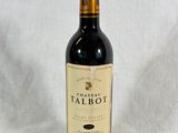 gros plan d'une bouteille de vin sur fond blanc