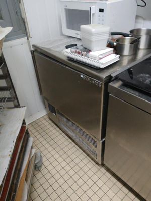 une cuisine équipée d'une cuisinière, d'un micro-ondes et d'un lave-vaisselle