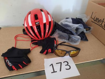 un casque, des gants, des gants et une paire de lunettes posés sur une table