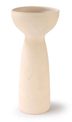 le petit vase blanc est posé sur une surface blanche