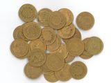 une pile de pièces d'or sur une surface blanche