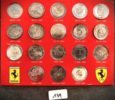 une photo d'une vitrine remplie de pièces de monnaie